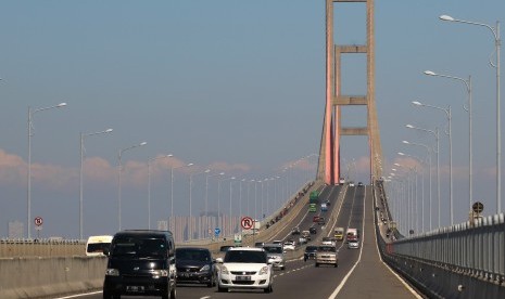 Sejumlah kendaraan bermotor melintas di Jembatan Suramadu, Surabaya, Jawa Timur, Senin (10/6/2019).