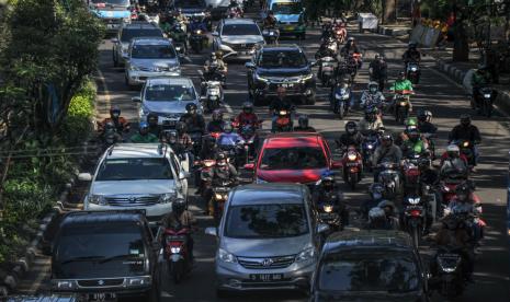 Sejumlah kendaraan bermotor melintas di kepadatan lalu lintas di Pasteur, Bandung, Jawa Barat, Kamis (21/7/2022). Ketua DPRD Kota Bandung, Tedy Rusmawan mendesak Pemerintah Kota Bandung untuk kembali menerapkan kebijakan ganjil genap di Kota Bandung seiring dengan kemacetan di Kota Bandung yang meningkat setelah pelonggaran kebijakan PPKM serta aktivitas anak-anak masuk dan pulang sekolah. 