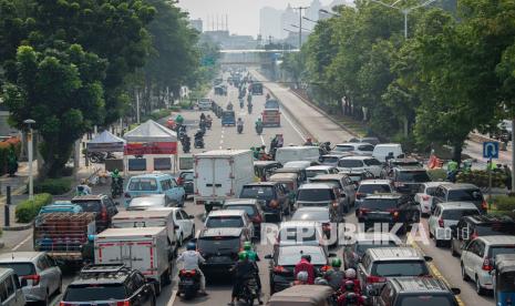 Sejumlah kendaraan bermotor menerobos bagian jalan yang tidak tertutup beton di posko penyekatan tanpa penjagaan petugas di Jalan Salemba Raya, Jakarta Pusat, Senin (5/7/2021). Penyekatan dalam rangka Pemberlakuan Pembatasan Kegiatan Masyarakat (PPKM) Darurat di lokasi tersebut menyebabkan kemacetan panjang dari kawasan Matraman menuju Pasar Senen. PPKM diberlakukan untuk menekan jumlah kasus positif dan kematian akibat Covid-19.