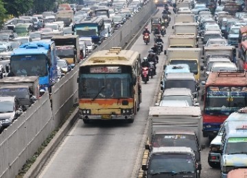 Sejumlah kendaraan bermotor menyerobot jalur 