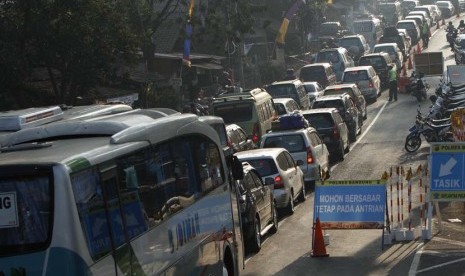  Sejumlah kendaraan bermotor milik para pemudik terjebak di dalam kemacetan di jalur Nagreg, Kabupaten Bandung, Jawa Barat.   (Adhi Wicaksono)