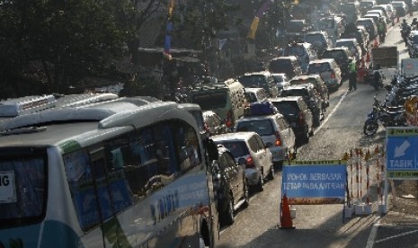  Sejumlah kendaraan bermotor milik para pemudik terjebak kemacetan.