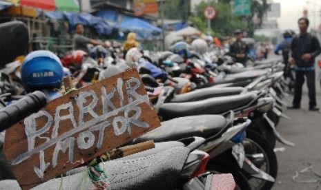 Sejumlah kendaraan bermotor parkir didepan Pasar Senen, Jakarta Pusat, Kamis (26/6). Untuk membuat jera pengendara yang kerap memarkirkan kendaraannya disembarang tempat, Pemprov DKI Jakarta akan menerapkan sanksi tegas dengan menderek dan mengenakan sanks