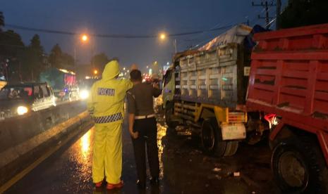 Sejumlah kendaraan bermotor ringsek setelah terjadi kecelakanan beruntun di simpang Jalan Diponegoro dengan Jalan S Parmam, Ungaran, Kabupaten Semarang, Kamis (10/3). Kecelakaan yang di jalur utama kota Ungaran dan melibatkan sembilan kendaraan bermotor ini diduga akibat rem blong.