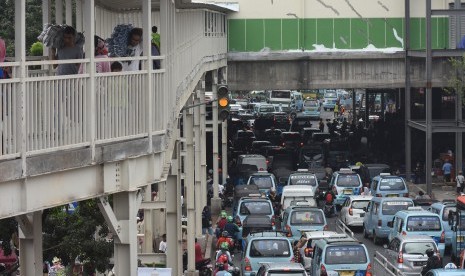 Sejumlah kendaraan bermotor terjebak kemacetan di kawasan PasarTanah Abang, Jakarta, Rabu (15/5/2019).