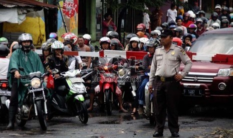  Sejumlah kendaraan bermotor terjebak kemacetan di pintu perlintasan kereta api di Pesanggrahan, Bintaro, Jakarta, Rabu (11/12).     (Republika/Yasin Habibi)