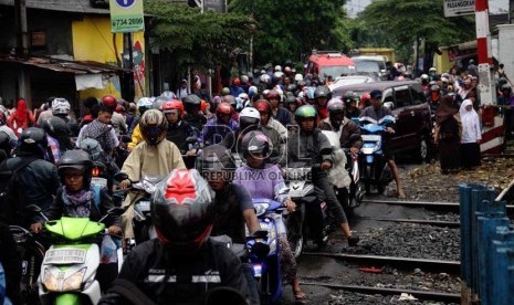  Sejumlah kendaraan bermotor terjebak kemacetan di pintu perlintasan kereta api di Pesanggrahan, Bintaro, Jakarta, Rabu (11/12).     (Republika/Yasin Habibi)