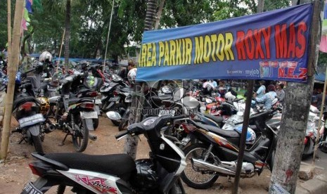  Sejumlah kendaraan bermotor terparkir di tempat parkir saat penertiban parkir kendaraan liar di badan jalan dan trotoar di bawah jalan layang Roxy, Jakarta, Selasa (17/9).    (Republika/Yasin Habibi)