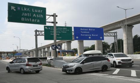 Sejumlah kendaraan berputar balik menuju Tol Jakarta Outer Ring Road (JORR) saat pemberlakuan sistem one way pada arus balik Lebaran di Tol Jakarta-Cikampek, Bekasi, Jawa Barat, Sabtu (7/5/2022). Korlantas Polri memberlakukan rekayasa lalu lintas satu arah mulai pukul 05.16 WIB dari Karawang menuju Jakarta untuk mengurai kepadatan kendaraan. 