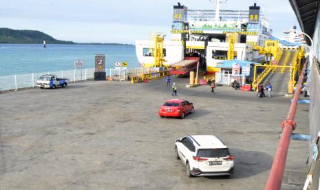 Sejumlah kendaraan bersiap menaiki kapal penyeberangan di Pelabuhan Bakauheni, Lampung Selatan, Lampung, Senin (9/5/2022). Pada H+6 Lebaran, arus balik di Pelabuhan Bakauheni terpantau lengang dan tidak ada penumpukan kendaraan maupun penumpang.