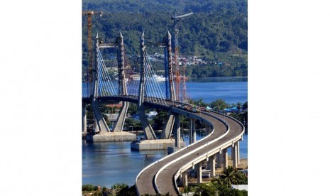 Sejumlah kendaraan bersiap mengikuti uji beban yang dilakukan Komisi Keamanan Jembatan dan Terowongan Kementerian Pekerjaan Umum di Jembatan Merah Putih, Ambon, Maluku, Kamis (3/3). 