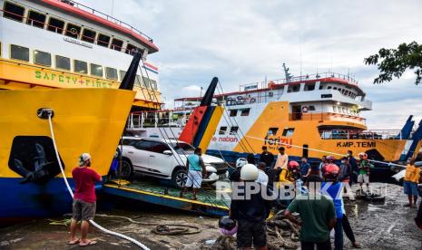 Sejumlah kendaraan dan penumpang keluar dari kapal fery (ilustrasi). Operator penyeberangan di NTB menyosialisasikan penyesuaian tarif.