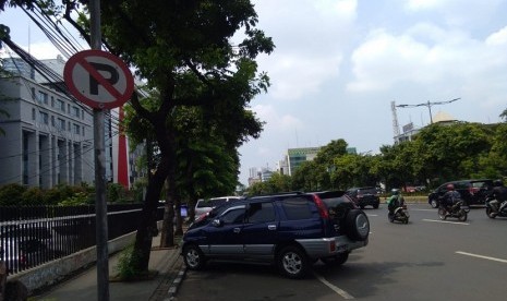 Raperda Kepemilikan Garasi Mobil Pribadi Disahkan DPRD Depok. Foto: Sejumlah kendaraan diparkir di pinggir jalan raya.  Meski ada tanda larangan untuk memarkir kendaraan namun warga masih saja memberhentikan mobil di wilayah tersebut