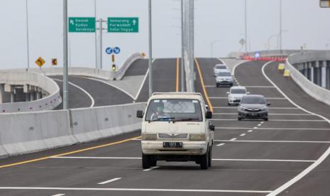 Sejumlah kendaraan golongan I melintas di ruas tol Semarang- Demak Seksi Sayung- Kadilangu,  Ahad (13/11). Uji coba pembukaan Tol Semarang- Demak sebagai jalur alternatif ini  akan berlangsung sampai dengan 2 Desember 2022 nanti.