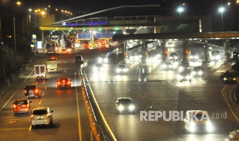 Sejumlah kendaraan keluar dari pintu tol Cileunyi, Kabupaten Bandung, Rabu (21/6). Arus mudik H-4  Lebaran volume kendararaan pemudik yang menuju jalur selatan masih terpantau lancar.