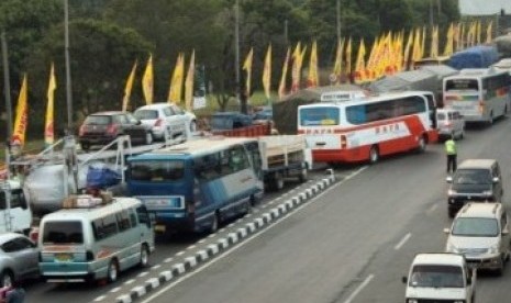 Sejumlah kendaraan keluar gerbang Tol Cikampek, Cikopo, Purwakarta, Jawa Barat. (ilustrasi) 