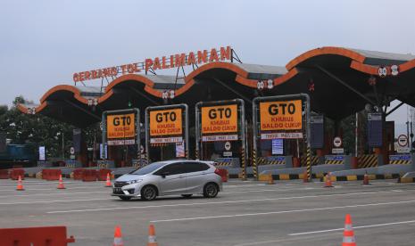 Sejumlah kendaraan keluar pintu Tol Cipali, Palimanan, Cirebon, Jawa Barat, Rabu (30/3/2022). Libur Panjang Akhir Pekan, Tol Cipali Ramai Lancar