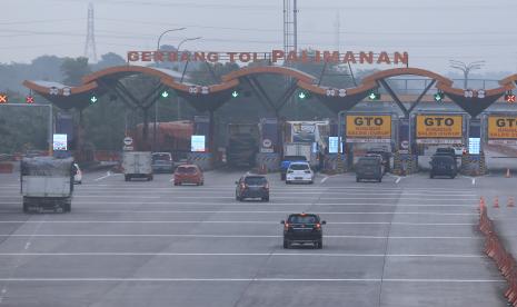 Sejumlah kendaraan keluar pintu Tol Cipali, Palimanan, Cirebon, Jawa Barat. Jalan Tol Cipali ramai lancar saat libur panjang akhir pekan ini.