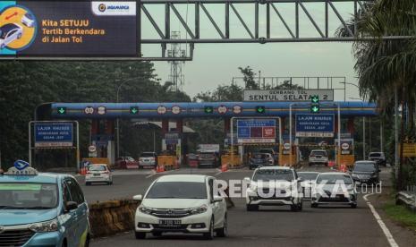 Sejumlah kendaraan keluar pintu tol Sentul Selatan, Kabupaten Bogor, Jawa Barat, Rabu (23/3/2022). Korps Lalu Lintas (Korlantas) Polri akan menerapkan tilang elektronik atau Electronic Traffic Law Enforcement (ETLE) di jalan tol mulai 1 April 2022, kebijakan tersebut akan berfokus kepada dua pelanggaran khusus yaitu batas kecepatan kendaraan dan Over Dimension Over Loading (ODOL). Polresta Bogor Kota Kirim Teguran 600 Pelanggar Tilang Elektronik Lewat Pos