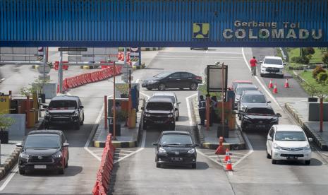 Sejumlah kendaraan keluar Tol Solo-Ngawi melalui gerbang Tol Colomadu, Karanganyar, Jawa Tengah.