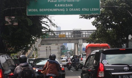 Sejumlah kendaraan melaju di bawah papan petunjuk jalan kawasan 3 in 1 di Jalan Gatot Subroto, Senayan, Jakarta, Jumat (1/4).