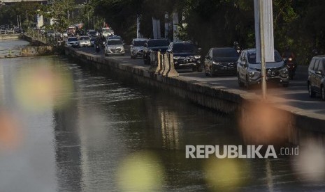 Sejumlah kendaraan melaju di jalan Noer Ali Kalimalang, Kota Bekasi, Jawa Barat, Sabtu (16/11/2019). Badan Pengelola Transportasi Jabodetabek (BPTJ) berencana menerapkan sistem jalan berbayar atau Electronic Road Pricing (ERP) di tiga wilayah yaitu Jalan Kalimalang (Bekasi), Jalan Margonda (Depok) dan Jalan Daan Mogot (Tangerang) pada tahun 2020. 