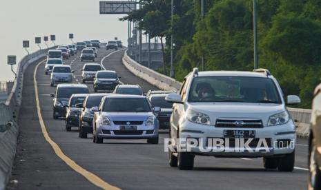 Sejumlah kendaraan melaju di jalan tol Jakarta - Cikampek (Japek) KM 47, Karawang, Jawa Barat, Jumat (31/12/2021). PT Jasa Marga mencatat total volume kendaraan meninggalkan Jabotabek meningkat 14,7 persen atau mencapai 166 ribu kendaraan dari arus lalu lintas normal periode 2021 jelang Tahun Baru 2022. 