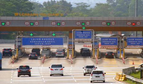 Sejumlah kendaraan melaju di ruas Jalan Tol Jakarta-Bogor-Ciawi (Jagorawi), Jawa Barat, Ahad (25/7). Kementerian Perhubungan (Kemenhub) mencatat per 26 Desember 2021, sebanyak 43.381 kendaraan belum kembali ke Jabodetabek.