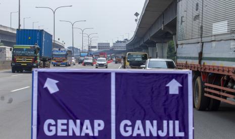 Sejumlah kendaraan melaju di ruas jalan Tol saat uji coba ganjil genap di Tol Jakarta-Cikampek. Korlantas Polri menyiapkan kamera elektronik menindak pemudik melanggar ganjil-genap.