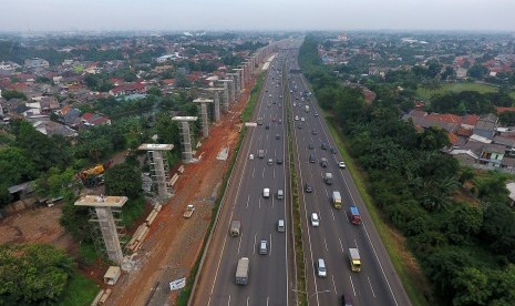 Sejumlah kendaraan melaju di samping deretan tiang konstruksi proyek kereta api ringan atau Light Rail Transit (LRT) rute Cibubur-Cawang di samping jalan tol Jagorawi kawasan Cibubur, Jakarta. ilustrasi