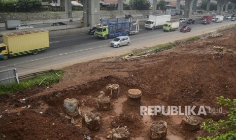 Sejumlah kendaraan melaju di samping proyek kereta cepat (High Speed Railway) Jakarta-Bandung di Bekasi, Jawa Barat, Sabtu (29/2/2020).