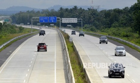 Sejumlah kendaraan melaju saat hari pertama pengoperasian Tol Bakauheni-Terbanggibesar di Kota Baru, Jati Agung, Lampung Selatan, Lampung, Sabtu (22/12/2018). 