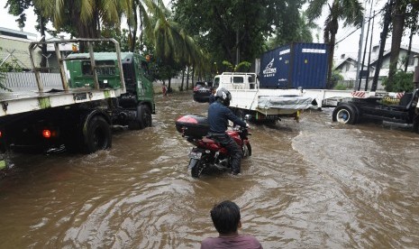 Sejumlah kendaraan melewati banjir yang melanda Jalan Gaya Motor, Sunter, Jakarta Utara, Kamis (25/2).