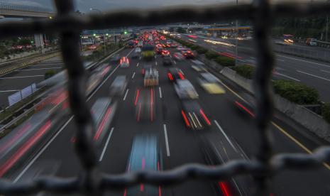 Dirlantas Polda Metro Jaya Kombes Sambodo Purnomo Yogo mengatakan arus lalu lintas di empat ruas jalan tol ke luar Jakarta lancar. Ia memprediksi tidak ada kepadatan lalu lintas saat mudik natal dan tahun baru 2022. (Foto: Arus kendaraan di tol Jagorawi, Jakarta Timur)