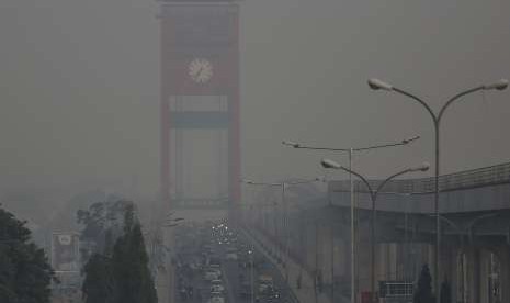 Sejumlah kendaraan melintas di atas Jjembatan Ampera yang diselimuti kabut asap di Palembang, Sumatra Selatan, Ahad (16/9/2023). Meski Sumatra dan Kalimantan penuh asap, namun Batam dinyatakan aman.