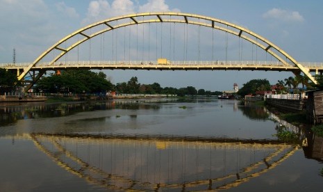 Sejumlah kendaraan melintas di atas Jembatan Siak III di Pekanbaru, Riau, Jumat (30/10). 