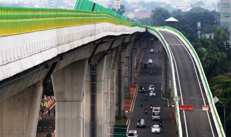 Sejumlah kendaraan melintas di bawah jalan layang non-tol (JLNT) bus Transjakarta koridor XIII Ciledug-Tendean di Halte CSW, Jakarta, Rabu (3/5).