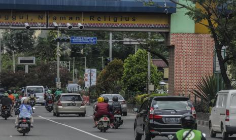 Sejumlah kendaraan melintas di dekat closed circuit television (CCTV) yang terpasang di Jalan Raya Margonda, Depok, Jawa Barat.