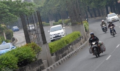 Sejumlah kendaraan melintas di dekat pondasi besi proyek monorel yang mangkrak di Jalan HR Rasuna Sahid, Kuningan, Jakarta Selatan. 