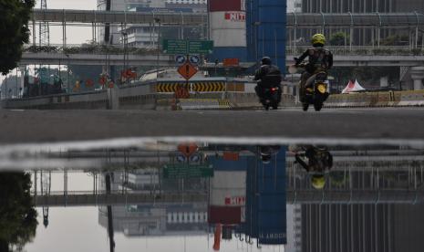 Pasang Dinding Penahan, MRT Rekayasa Lalu Lintas Thamrin. Sejumlah kendaraan melintas di dekat proyek pembangunan MRT Jakarta fase 2A di kawasan Jalan MH Thamrin, Jakarta, Kamis (22/7/2021). PT MRT Jakarta (Perseroda) kembali melakukan rekayasa lalu lintas di sekitar proyek tersebut karena adanya pekerjaan terowongan (tunneling) dalam pembangunan Stasiun Monas dan Thamrin selama masa konstruksi periode Juli 2021 sampai Desember 2022.