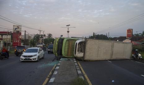 Kendaraan ekspedisi jatuh ke selokan saat akan hindari lubang di jalan. Ilustrasi.