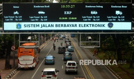 Sejumlah kendaraan melintas di Gerbang Electronic Road Pricing (ERP) di Jalan Medan Merdeka Barat, Jakarta, Selasa (13/11).