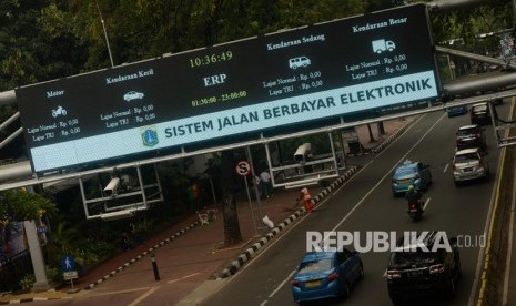 Sejumlah kendaraan melintas di Gerbang Electronic Road Pricing (ERP) di Jalan Medan Merdeka Barat, Jakarta, Selasa (13/11). 