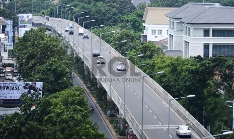 Sejumlah kendaraan melintas di Jalan Layan Non Tol (JLNT) Antasari-Blok M, Jakarta Selatan.