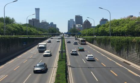 Sejumlah kendaraan melintas di jalan ring road 3 saat pemberlakuan penguncian wilayah (lockdown) parsial di Kota Beijing, China, Ahad (1/5/2022). Penguncian wilayah (lockdown) secara parsial diberlakukan menyusul munculnya 259 kasus positif baru COVID-19 sejak 22 April lalu, bersamaan dengan musim liburan Hari Buruh pada 1-4 Mei 2022.