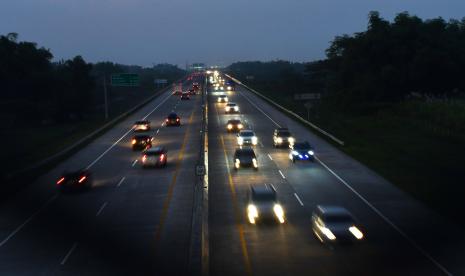 Sejumlah kendaraan melintas di jalan tol Ngawi - Kertosono di wilayah Kabupaten Madiun, Jawa Timur, Kamis (5/5/2022). 