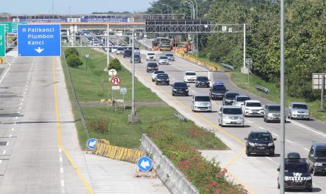 Ilustrasi. Sejumlah kendaraan melintas di jalan Tol Palikanci, Cirebon, Jawa Barat. Kecelakaan Beruntun Empat Kendaraan di Tol Palikanci, Satu Orang Meninggal