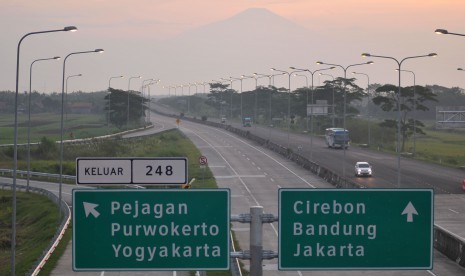 Sejumlah kendaraan melintas di jalan Tol Pejagan-Pemalang, Brebes, Jawa Tengah, Rabu (22/6).