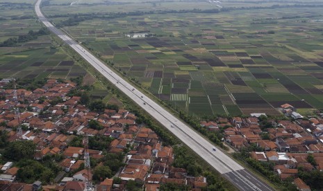 Jalan Tol Pejagan-Pemalang, Brebes, Jawa Tengah. Petugas Operasi Ketupat 2020 mengarahkan pemudik untuk putar balik di exit tol Pejagan di tengah upaya pengendalian dan pencegahan penularan Covid-19.