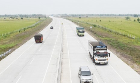 Sejumlah kendaraan melintas di jalan tol Trans-Jawa ruas Ngawi-Kertosono di Kabupaten Madiun, Jawa Timur, Senin (12/11/2018).